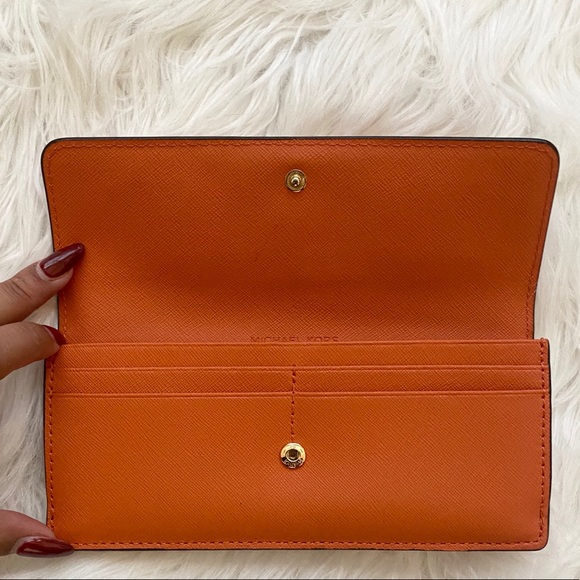 MICHAEL KORS. ORANGE. PETITE WALLET ❤️❤️❤️ - Picture 6 of 6